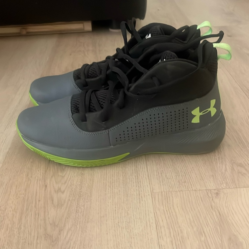 Brand new under Armour shoes